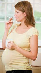 Mujer embarazada fumando