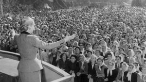 Eva Perón frente a un público femenino en la Plaza de Mayo.