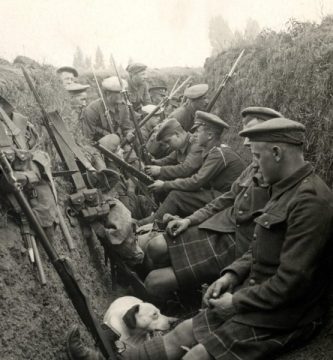 soldados ingleses en una trinchera.