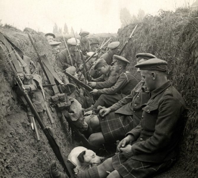 soldados ingleses en una trinchera.